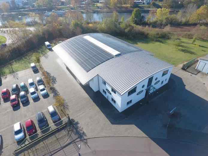 Auslieferungshalle der Firma Krevet mit der neuen Photovoltaikanlage auf dem Dach